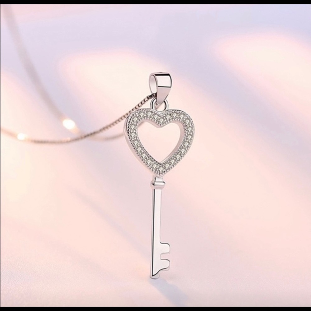 20% Off Sapphire Heart Ring - Picture 6 of 7